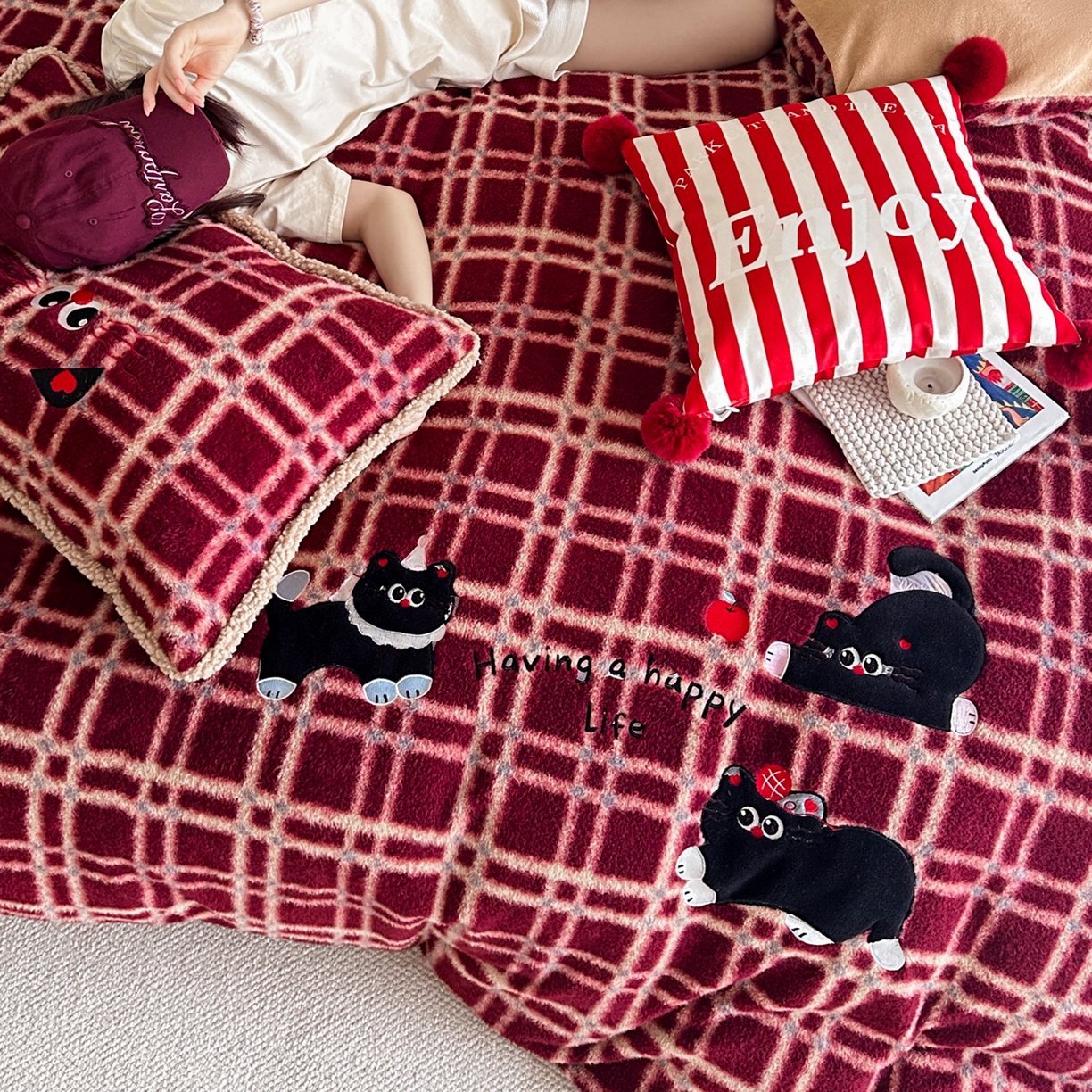 91家纺网 家纺一手货源 找家纺 宇航家纺 2025新款仿羊毛仿羊绒牛奶绒复古风美拉德立体贴布绣花四件套 三只小猫