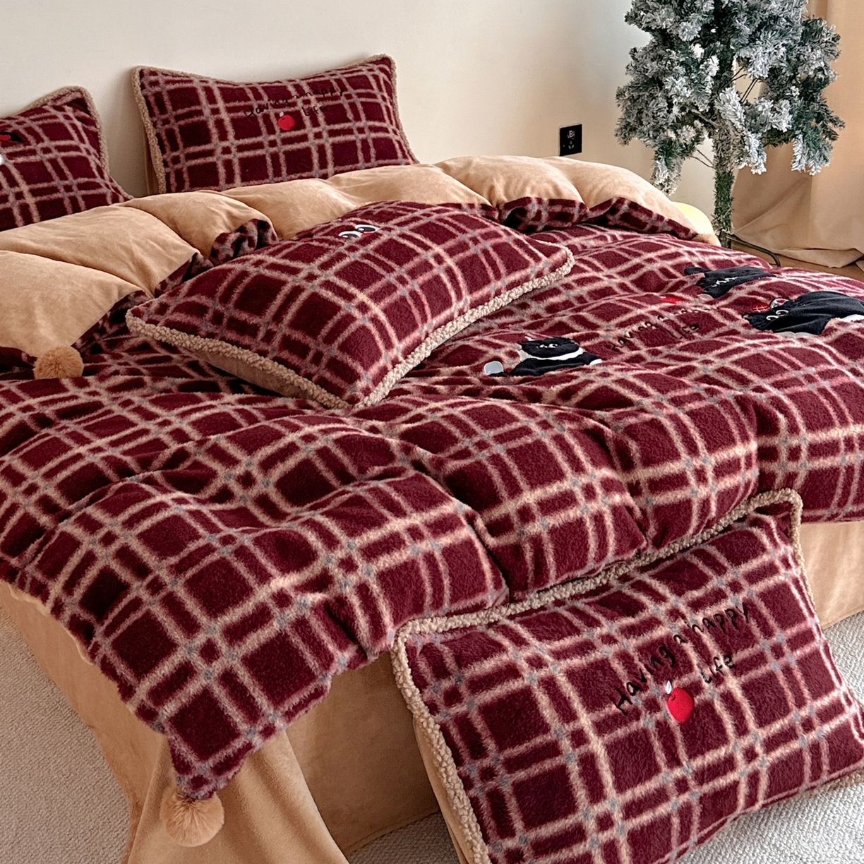 91家纺网 家纺一手货源 找家纺 宇航家纺 2025新款仿羊毛仿羊绒牛奶绒复古风美拉德立体贴布绣花四件套 三只小猫