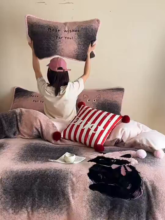 91家纺网 家纺一手货源 找家纺 宇航家纺 2025新款仿羊毛仿羊绒牛奶绒复古风美拉德立体贴布绣花四件套 呆萌猫咪