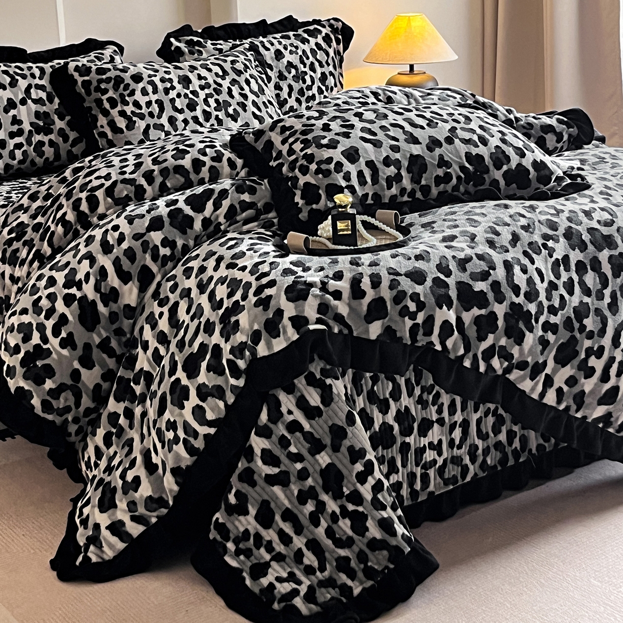 91家纺网 家纺一手货源 找家纺 安哆啦家纺 2025新款法式赫本风牛奶绒床盖四件套 高级豹纹