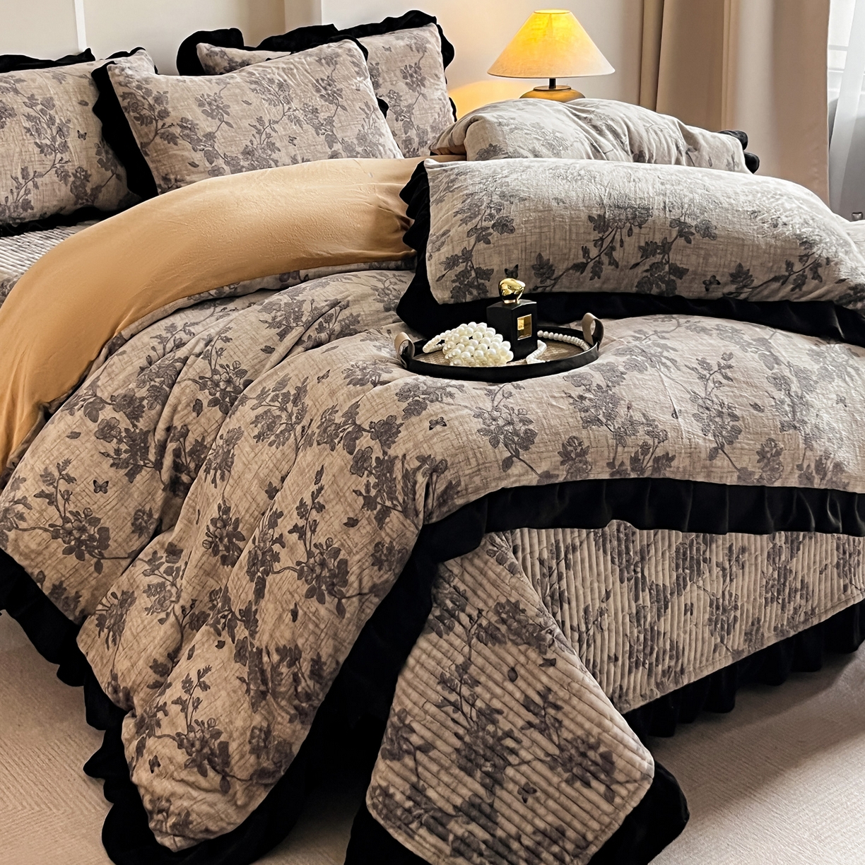 91家纺网 家纺一手货源 找家纺 安哆啦家纺 2025新款法式赫本风牛奶绒床盖四件套 花影浅吟