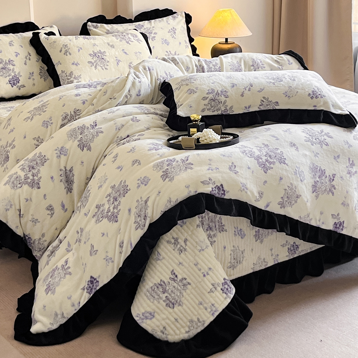 91家纺网 家纺一手货源 找家纺 安哆啦家纺 2025新款法式赫本风牛奶绒床盖四件套 兰絮语