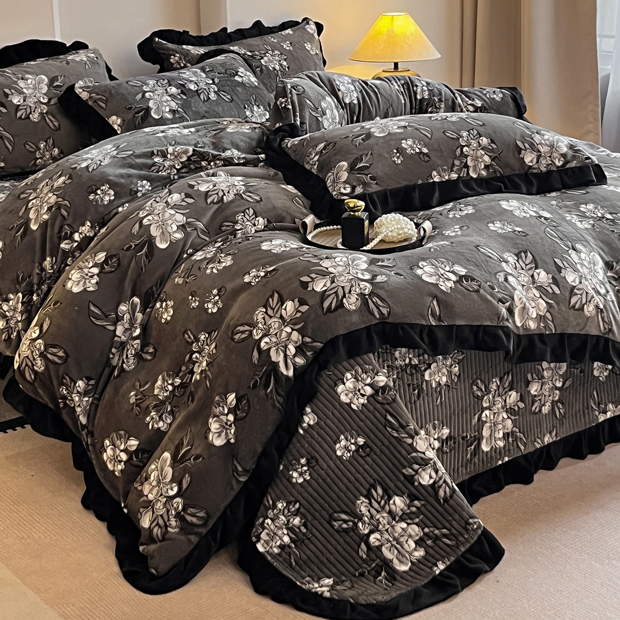 91家纺网 家纺一手货源 找家纺 安哆啦家纺 2025新款法式赫本风牛奶绒床盖四件套 夜幕里