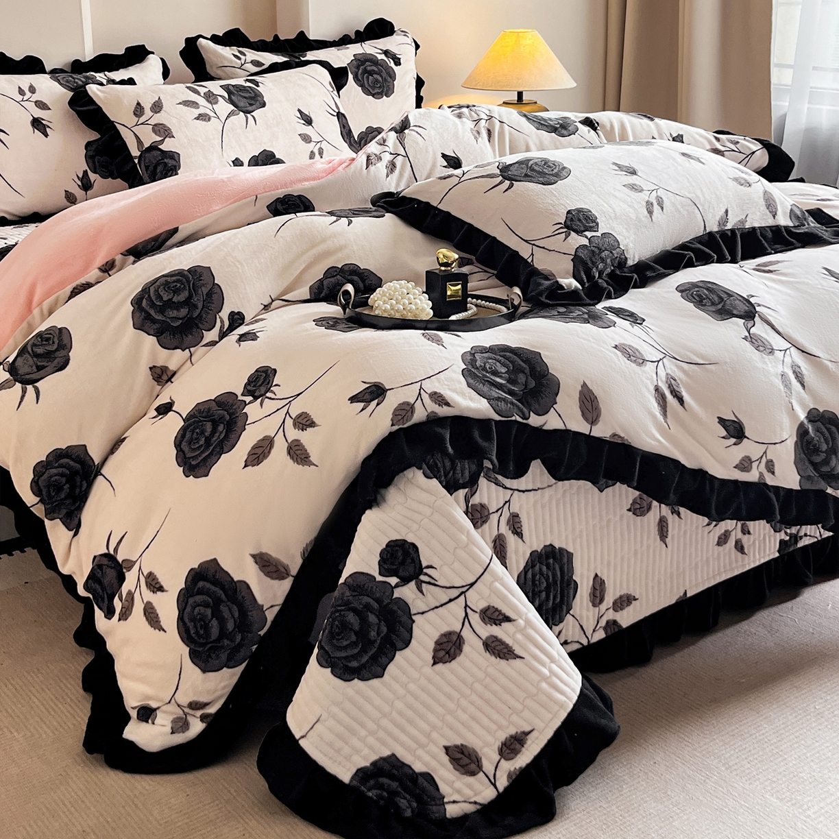 安哆啦家纺 2025新款法式赫本风牛奶绒床盖四件套 暗夜玫瑰