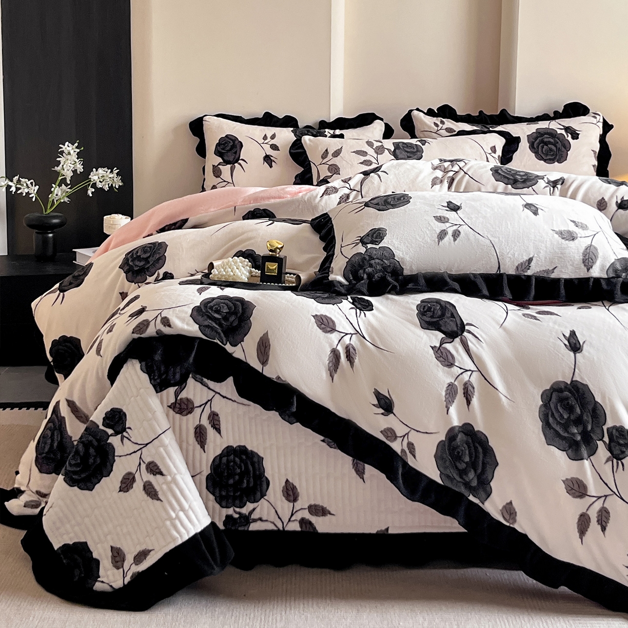 91家纺网 家纺一手货源 找家纺 安哆啦家纺 2025新款法式赫本风牛奶绒床盖四件套 暗夜玫瑰