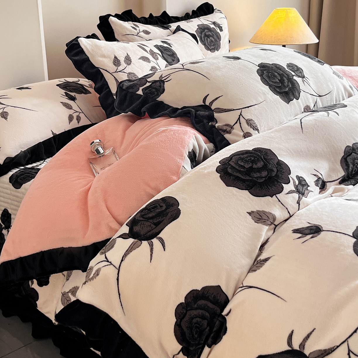 91家纺网 家纺一手货源 找家纺 安哆啦家纺 2025新款法式赫本风牛奶绒床盖四件套 暗夜玫瑰