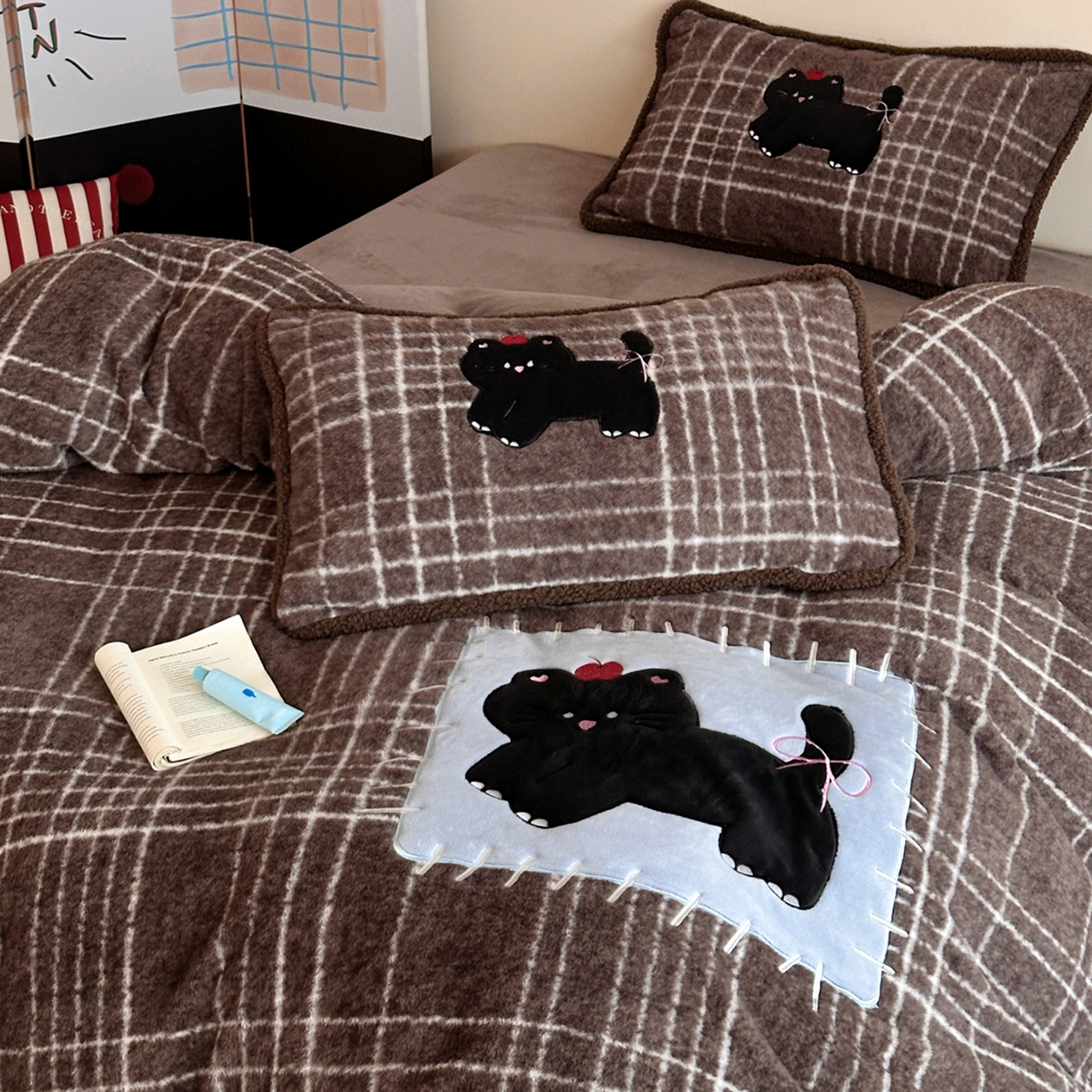 91家纺网 家纺一手货源 找家纺 宇航家纺 2025新款仿羊毛仿羊绒牛奶绒复古风美拉德立体贴布绣花四件套 煤球小猫