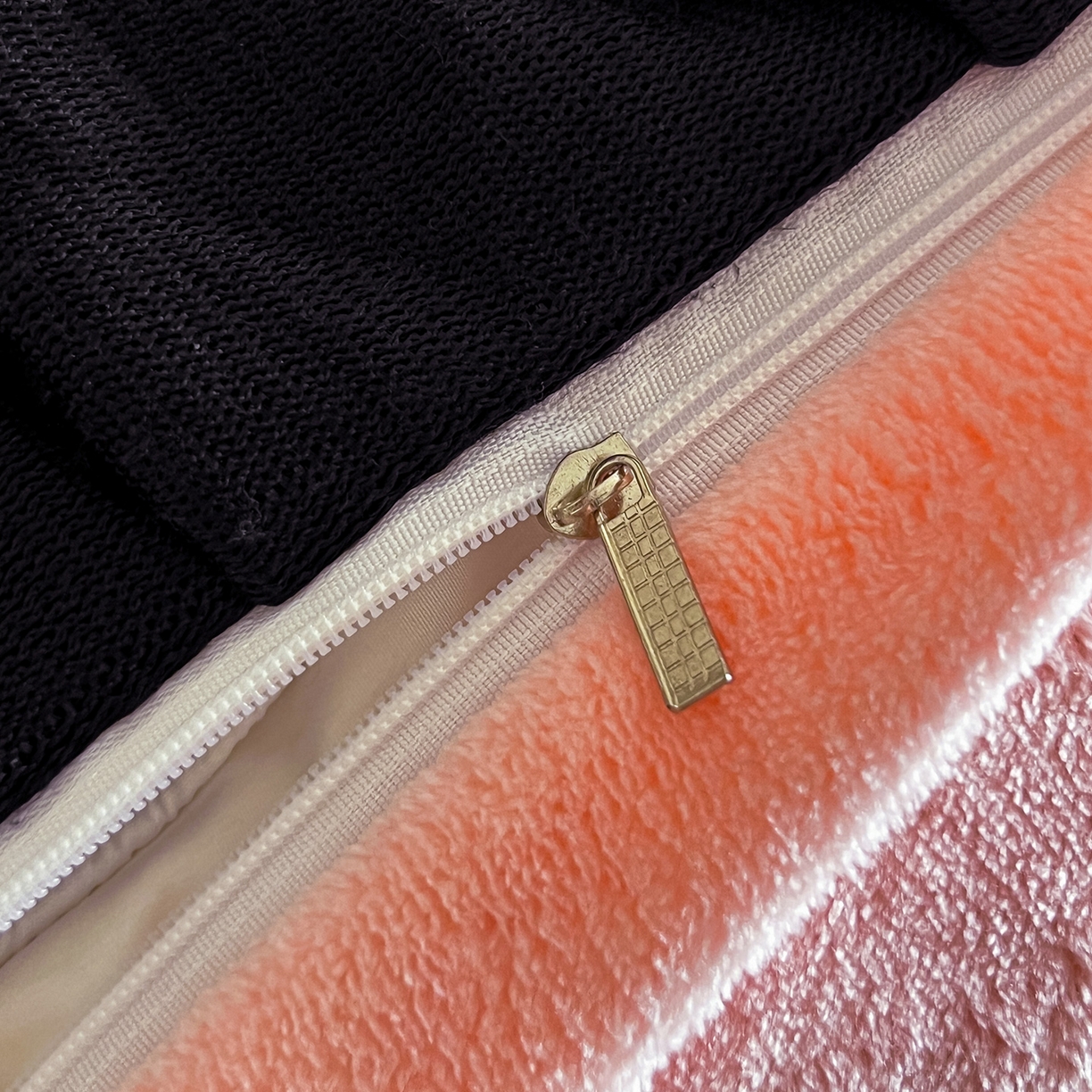 91家纺网 家纺一手货源 找家纺 安哆啦家纺 2025新款法式赫本风牛奶绒床盖四件套 暗夜玫瑰