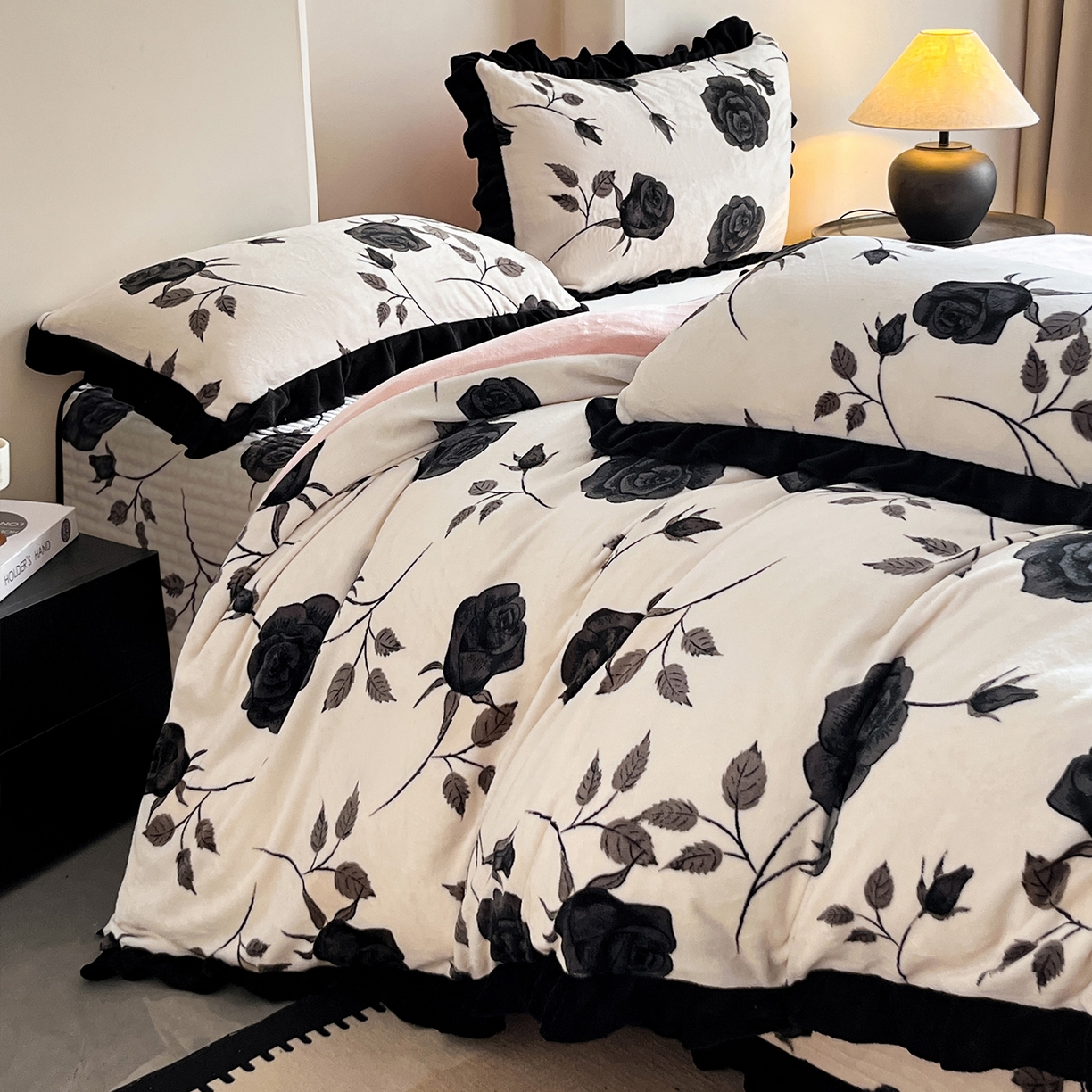 91家纺网 家纺一手货源 找家纺 安哆啦家纺 2025新款法式赫本风牛奶绒床盖四件套 暗夜玫瑰