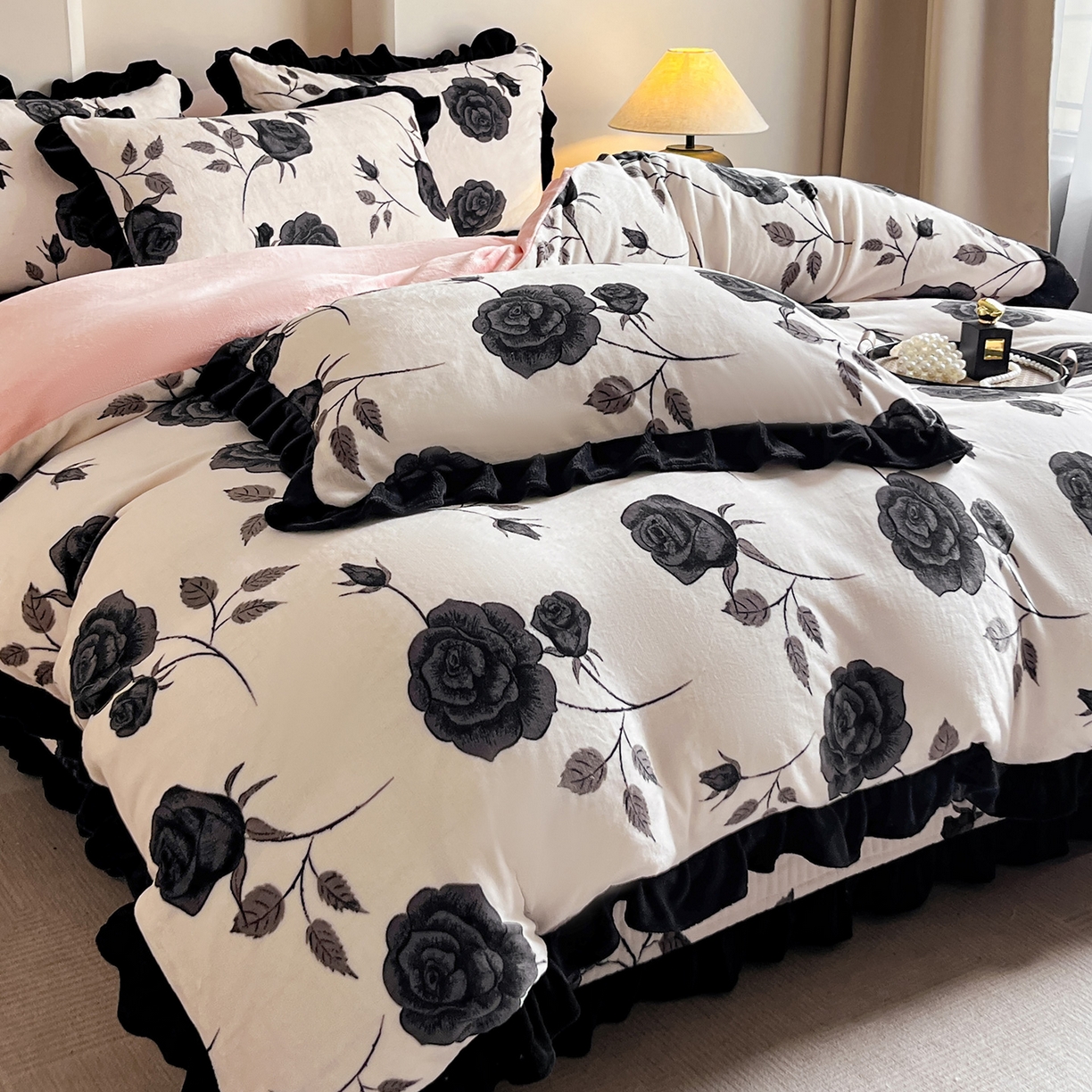 91家纺网 家纺一手货源 找家纺 安哆啦家纺 2025新款法式赫本风牛奶绒床盖四件套 暗夜玫瑰