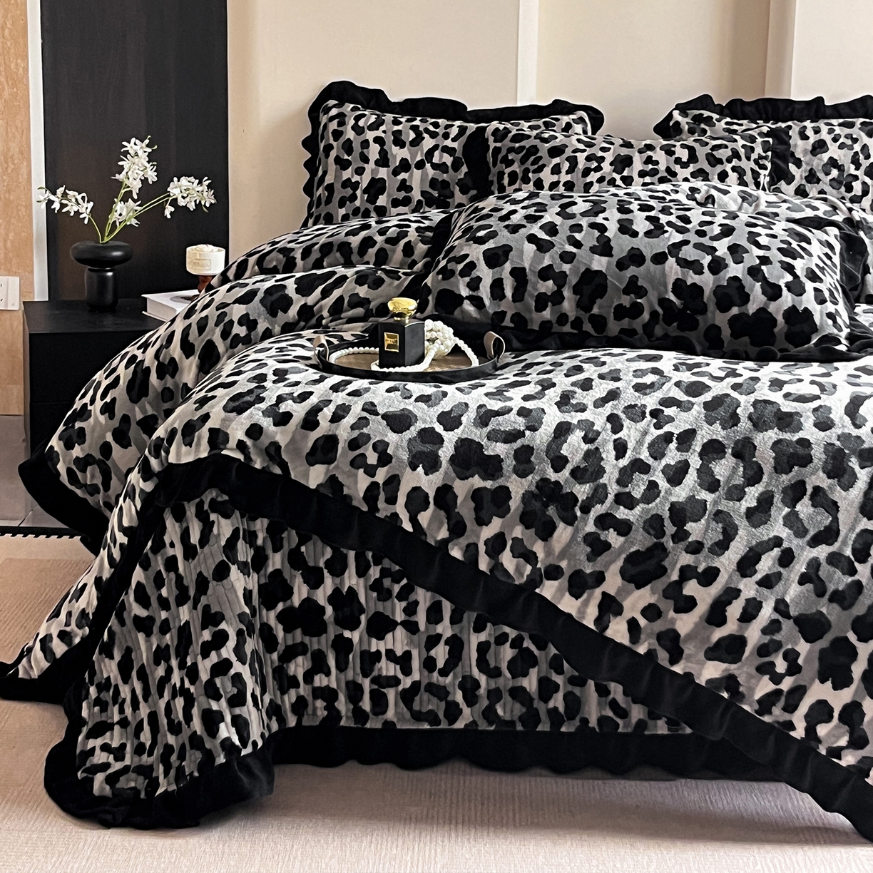 91家纺网 家纺一手货源 找家纺 安哆啦家纺 2025新款法式赫本风牛奶绒床盖四件套 高级豹纹