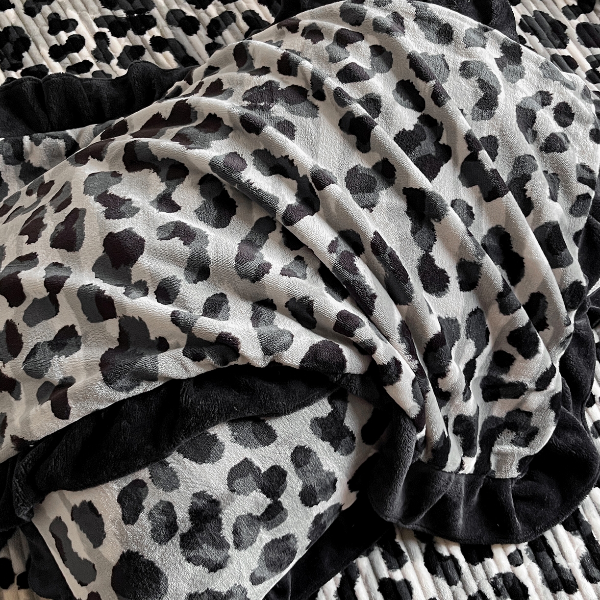 91家纺网 家纺一手货源 找家纺 安哆啦家纺 2025新款法式赫本风牛奶绒床盖四件套 高级豹纹