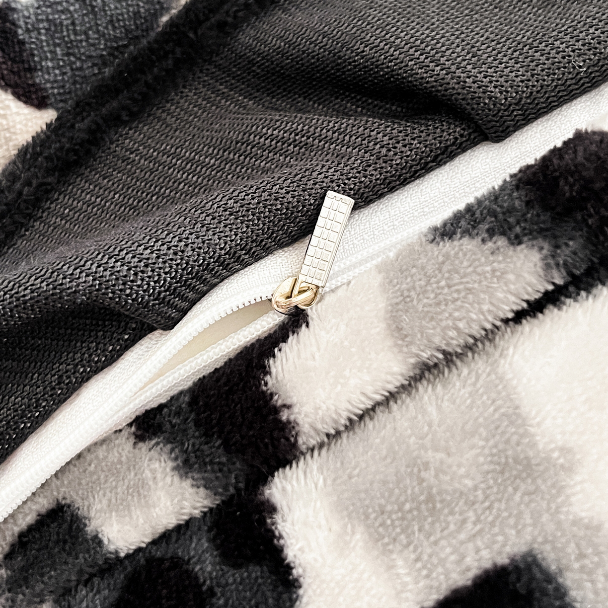 91家纺网 家纺一手货源 找家纺 安哆啦家纺 2025新款法式赫本风牛奶绒床盖四件套 高级豹纹