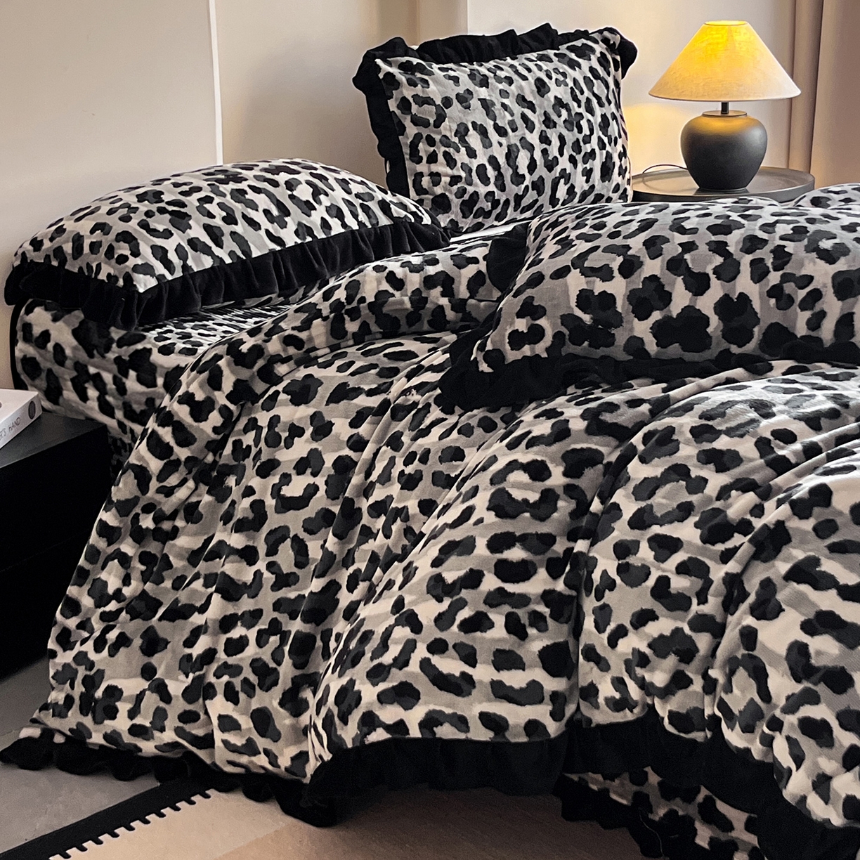 91家纺网 家纺一手货源 找家纺 安哆啦家纺 2025新款法式赫本风牛奶绒床盖四件套 高级豹纹