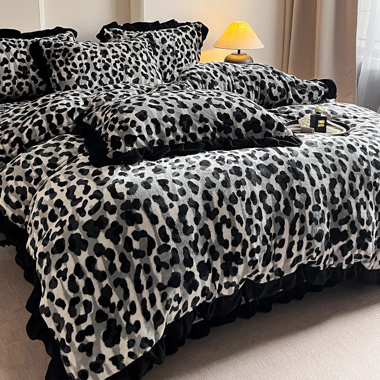 91家纺网 家纺一手货源 找家纺 安哆啦家纺 2025新款法式赫本风牛奶绒床盖四件套 高级豹纹