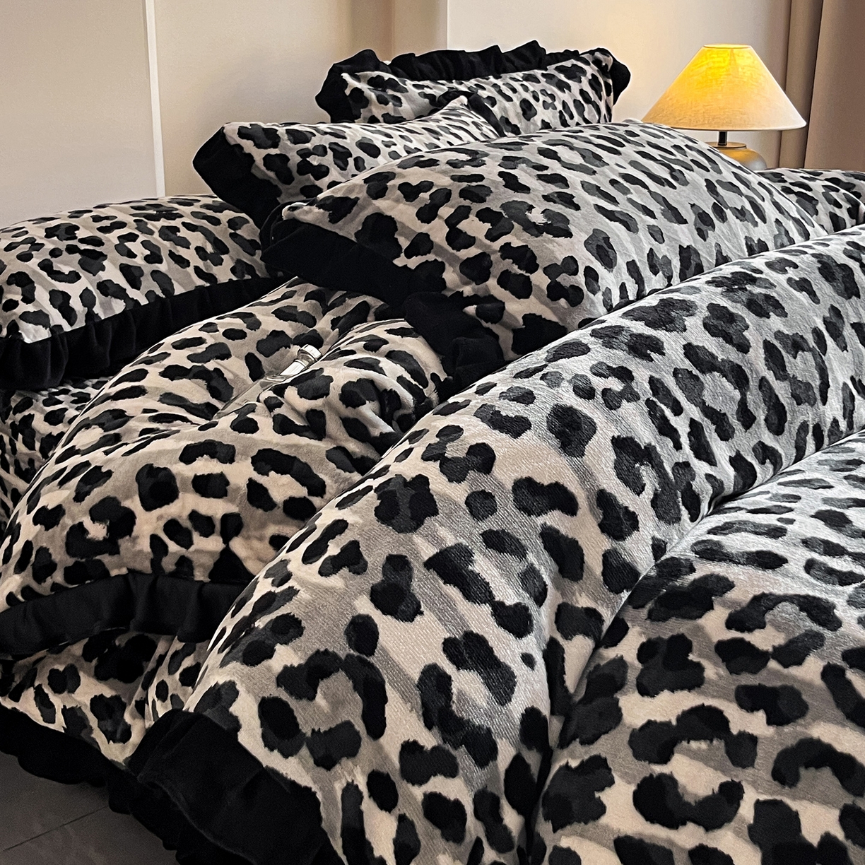 91家纺网 家纺一手货源 找家纺 安哆啦家纺 2025新款法式赫本风牛奶绒床盖四件套 高级豹纹