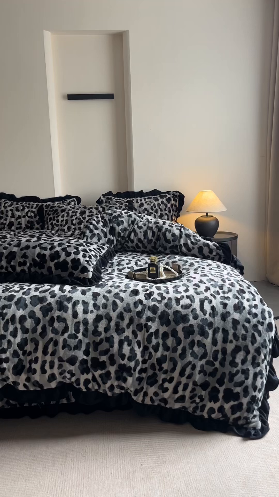 91家纺网 家纺一手货源 找家纺 安哆啦家纺 2025新款法式赫本风牛奶绒床盖四件套 高级豹纹