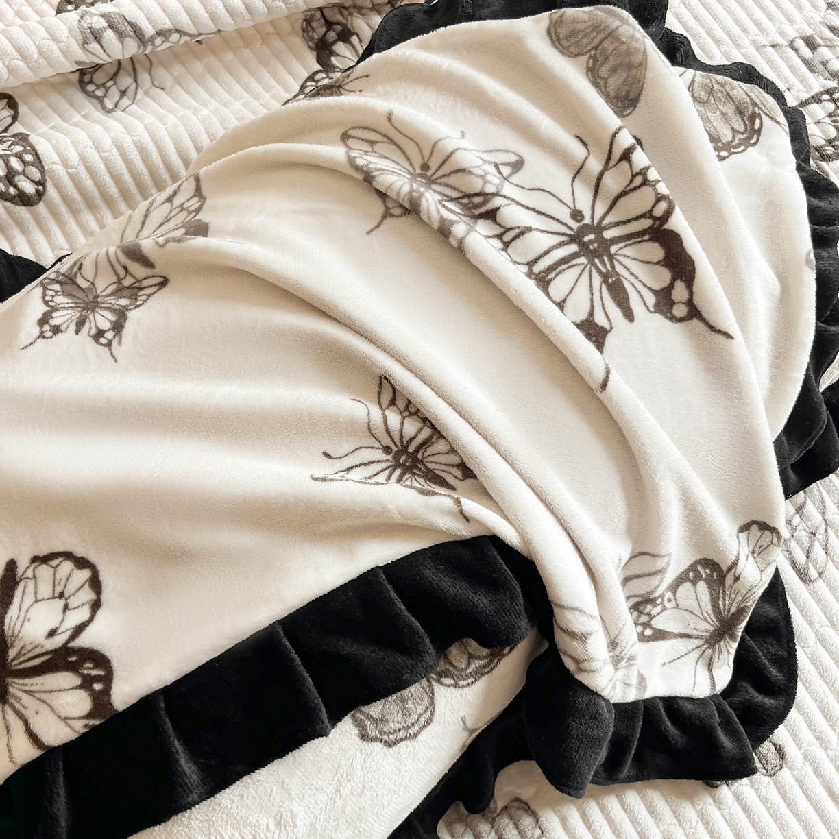 91家纺网 家纺一手货源 找家纺 安哆啦家纺 2025新款法式赫本风牛奶绒床盖四件套 蝴蝶翩翩