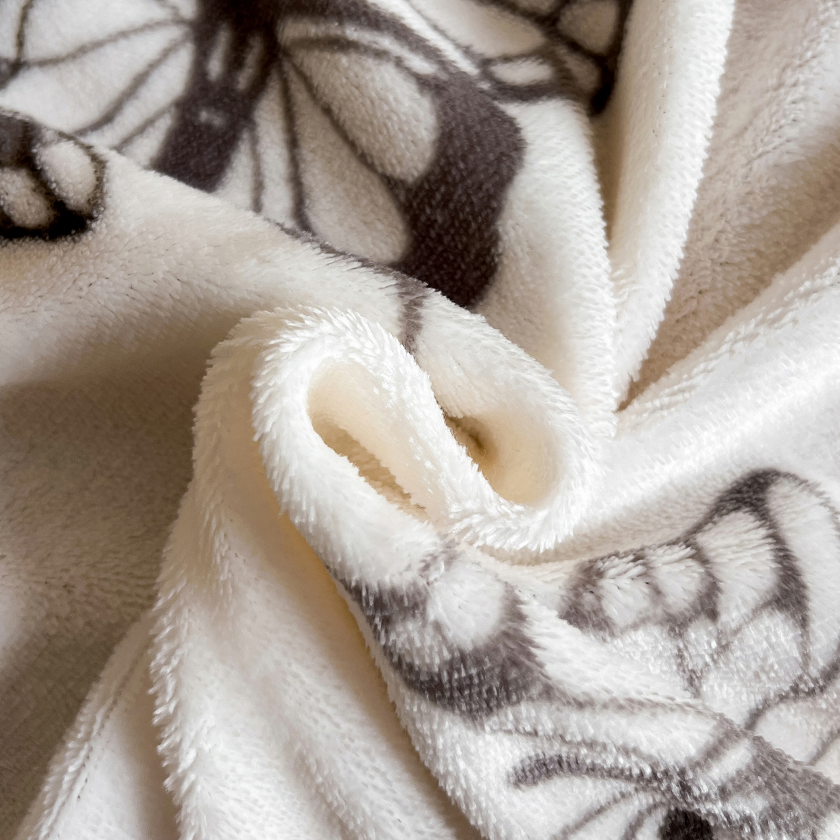 91家纺网 家纺一手货源 找家纺 安哆啦家纺 2025新款法式赫本风牛奶绒床盖四件套 蝴蝶翩翩