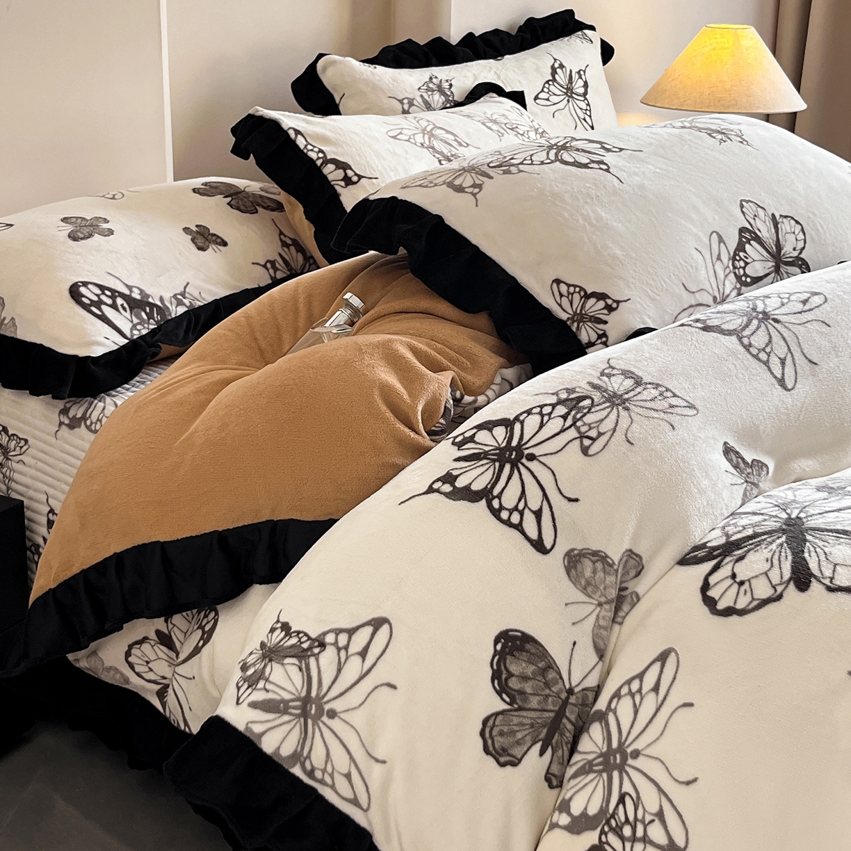 91家纺网 家纺一手货源 找家纺 安哆啦家纺 2025新款法式赫本风牛奶绒床盖四件套 蝴蝶翩翩