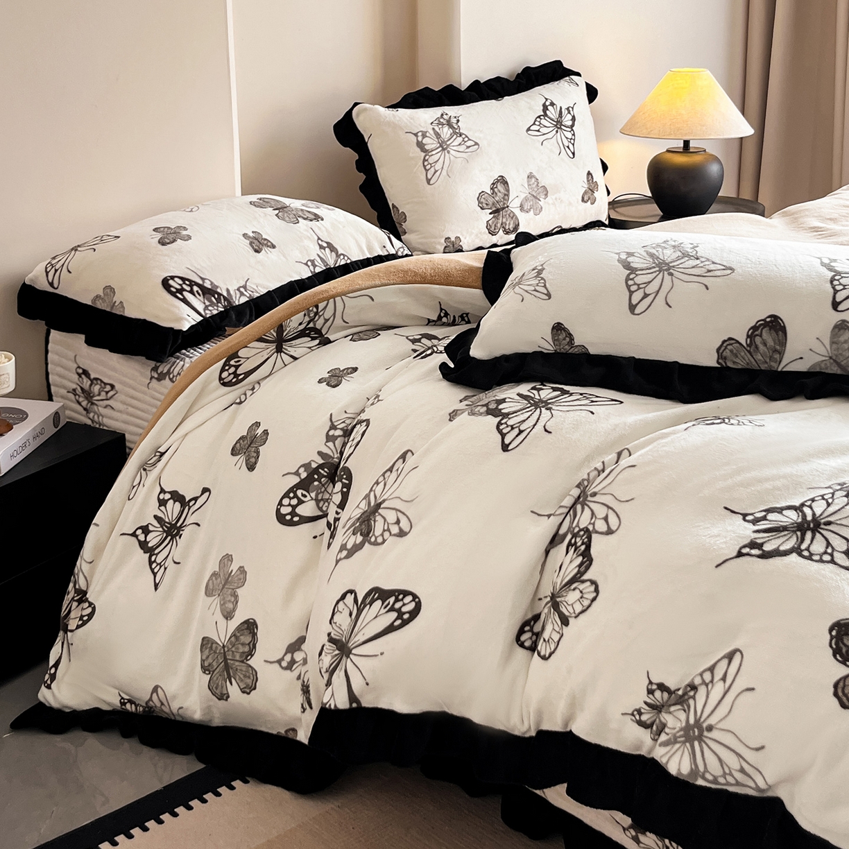 91家纺网 家纺一手货源 找家纺 安哆啦家纺 2025新款法式赫本风牛奶绒床盖四件套 蝴蝶翩翩