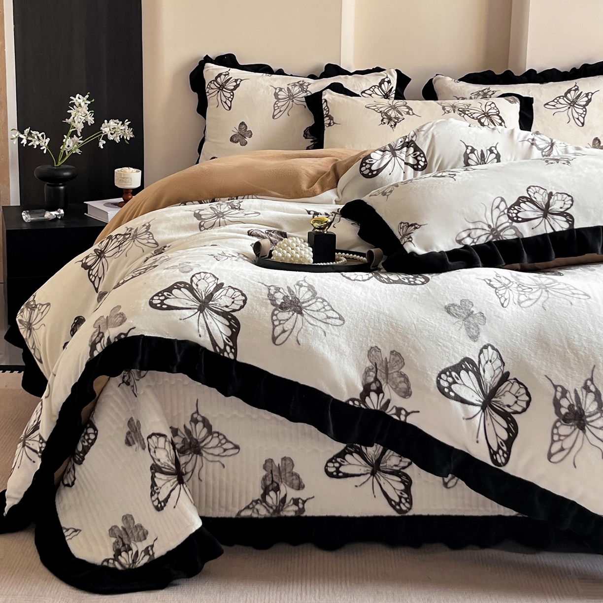 91家纺网 家纺一手货源 找家纺 安哆啦家纺 2025新款法式赫本风牛奶绒床盖四件套 蝴蝶翩翩