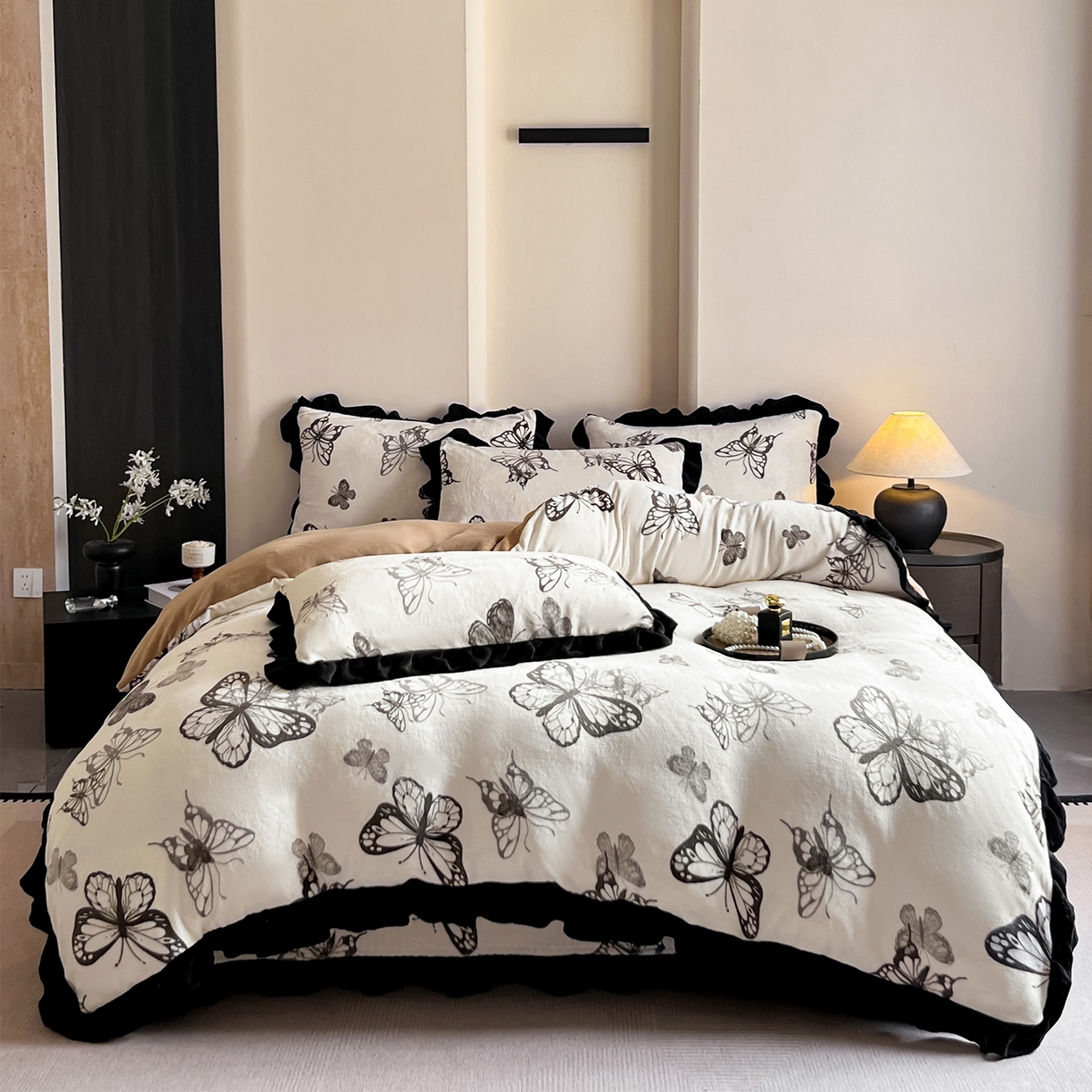 91家纺网 家纺一手货源 找家纺 安哆啦家纺 2025新款法式赫本风牛奶绒床盖四件套 蝴蝶翩翩