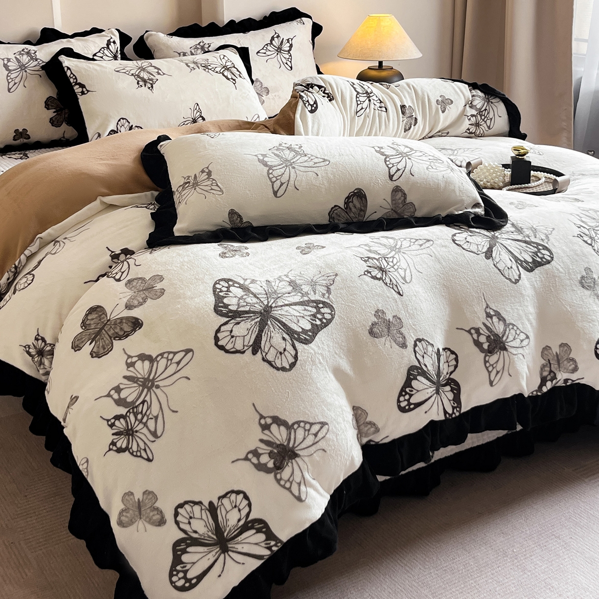 91家纺网 家纺一手货源 找家纺 安哆啦家纺 2025新款法式赫本风牛奶绒床盖四件套 蝴蝶翩翩