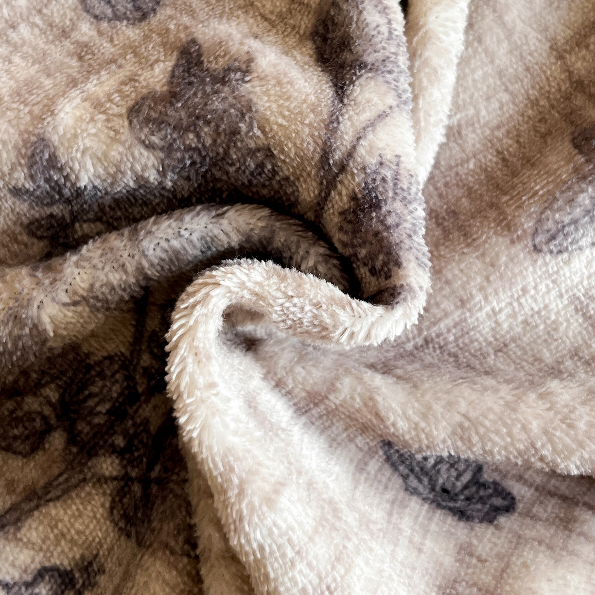 91家纺网 家纺一手货源 找家纺 安哆啦家纺 2025新款法式赫本风牛奶绒床盖四件套 花影浅吟