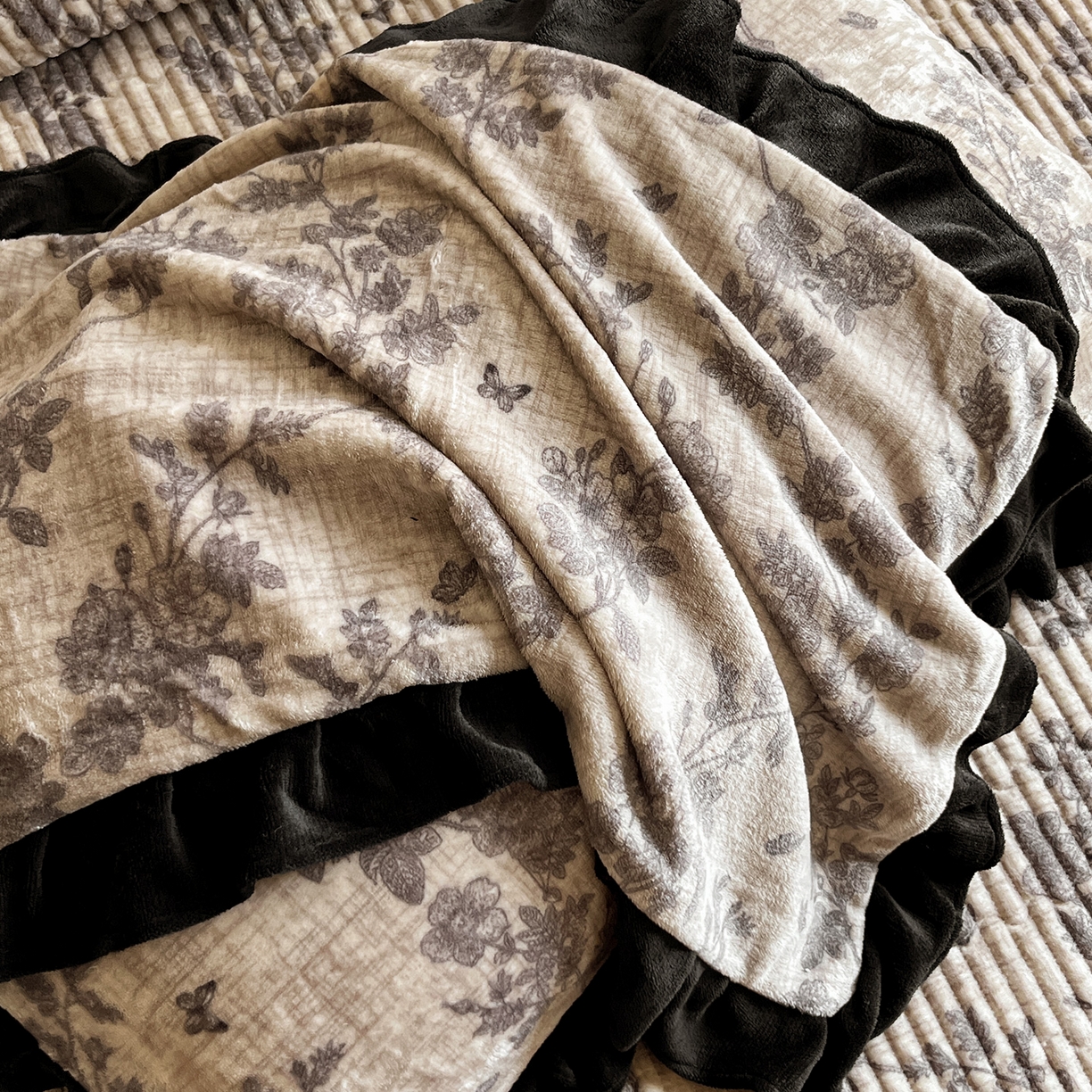 91家纺网 家纺一手货源 找家纺 安哆啦家纺 2025新款法式赫本风牛奶绒床盖四件套 花影浅吟