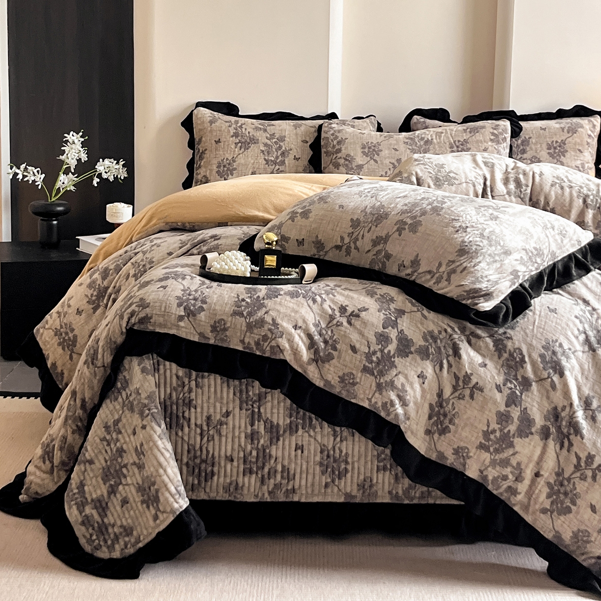 91家纺网 家纺一手货源 找家纺 安哆啦家纺 2025新款法式赫本风牛奶绒床盖四件套 花影浅吟