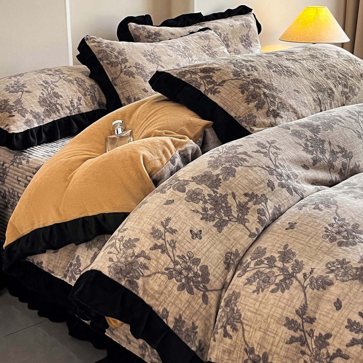 91家纺网 家纺一手货源 找家纺 安哆啦家纺 2025新款法式赫本风牛奶绒床盖四件套 花影浅吟