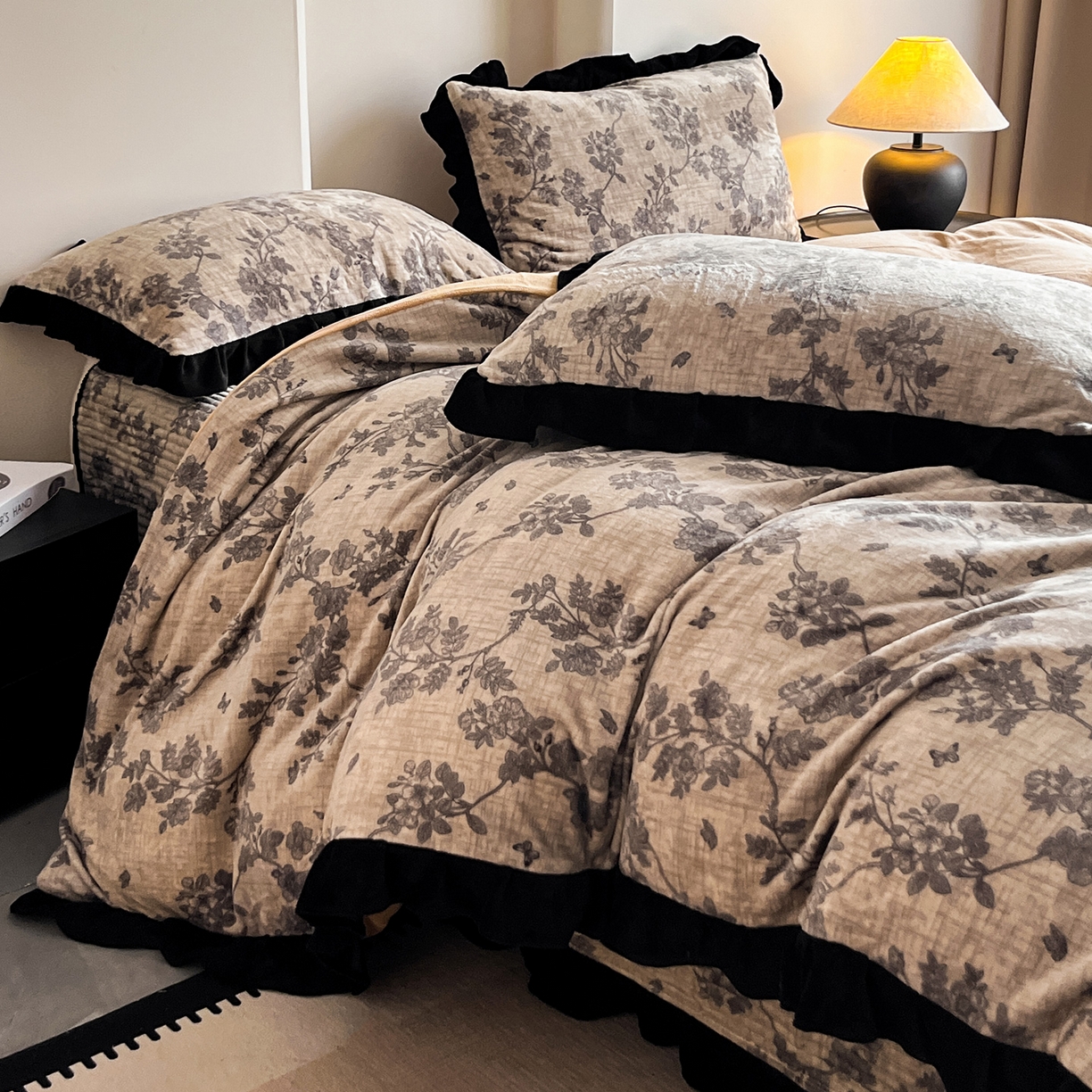 91家纺网 家纺一手货源 找家纺 安哆啦家纺 2025新款法式赫本风牛奶绒床盖四件套 花影浅吟