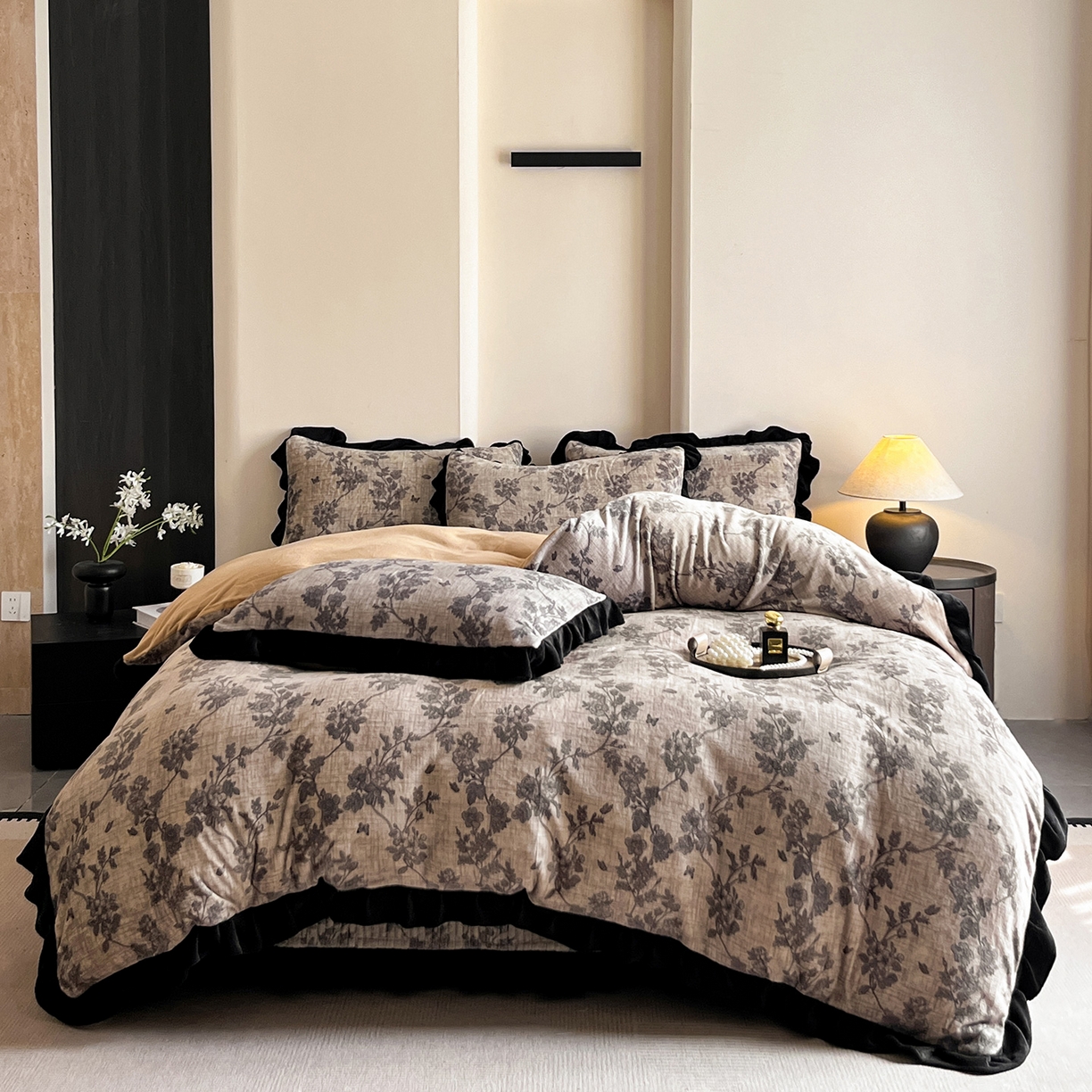 91家纺网 家纺一手货源 找家纺 安哆啦家纺 2025新款法式赫本风牛奶绒床盖四件套 花影浅吟