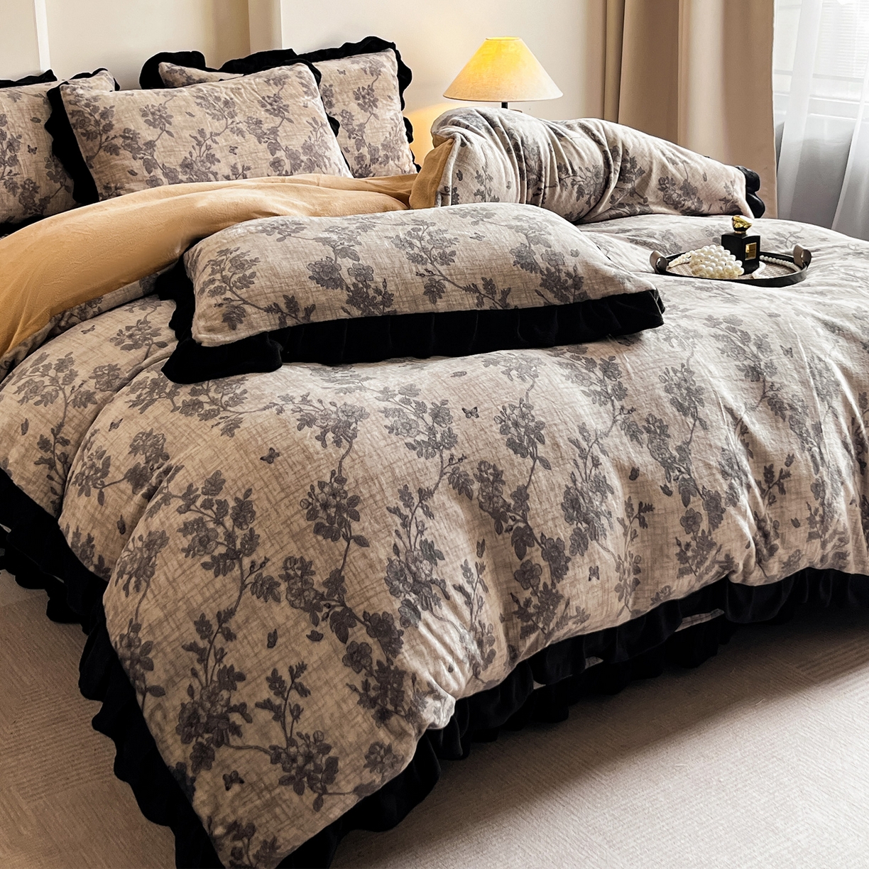 91家纺网 家纺一手货源 找家纺 安哆啦家纺 2025新款法式赫本风牛奶绒床盖四件套 花影浅吟