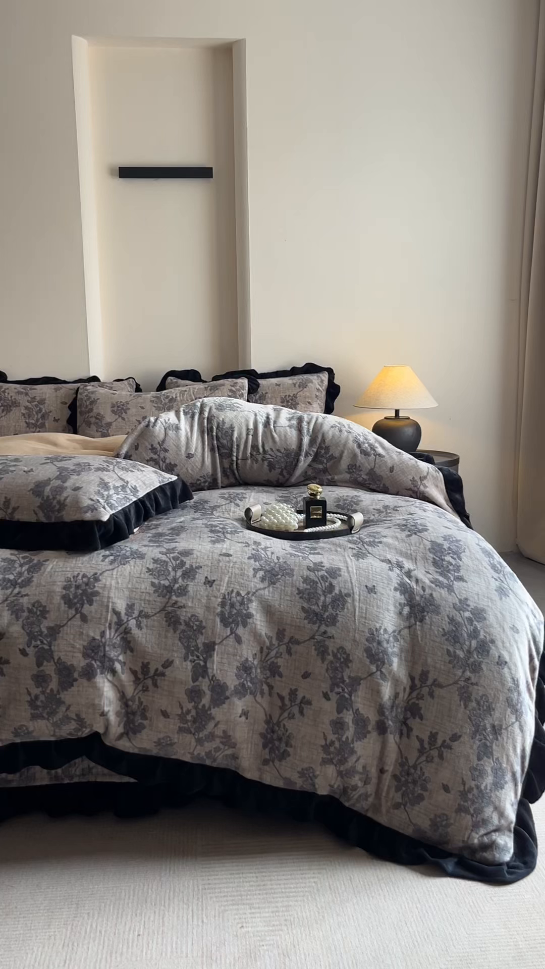 91家纺网 家纺一手货源 找家纺 安哆啦家纺 2025新款法式赫本风牛奶绒床盖四件套 花影浅吟