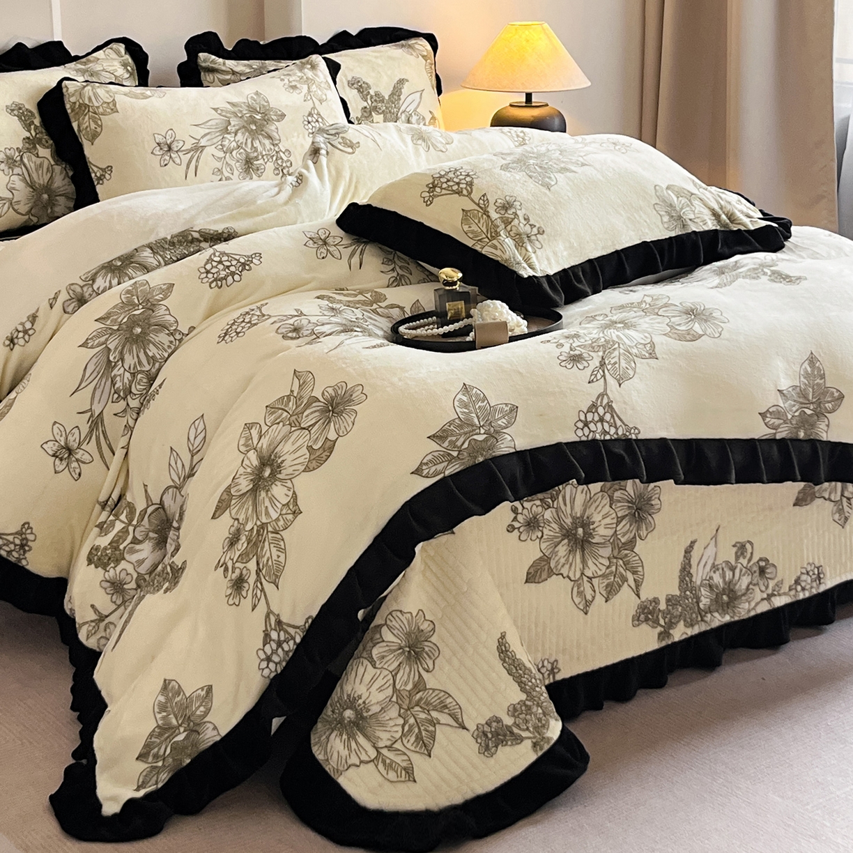 安哆啦家纺 2025新款法式赫本风牛奶绒床盖四件套 花语浪漫