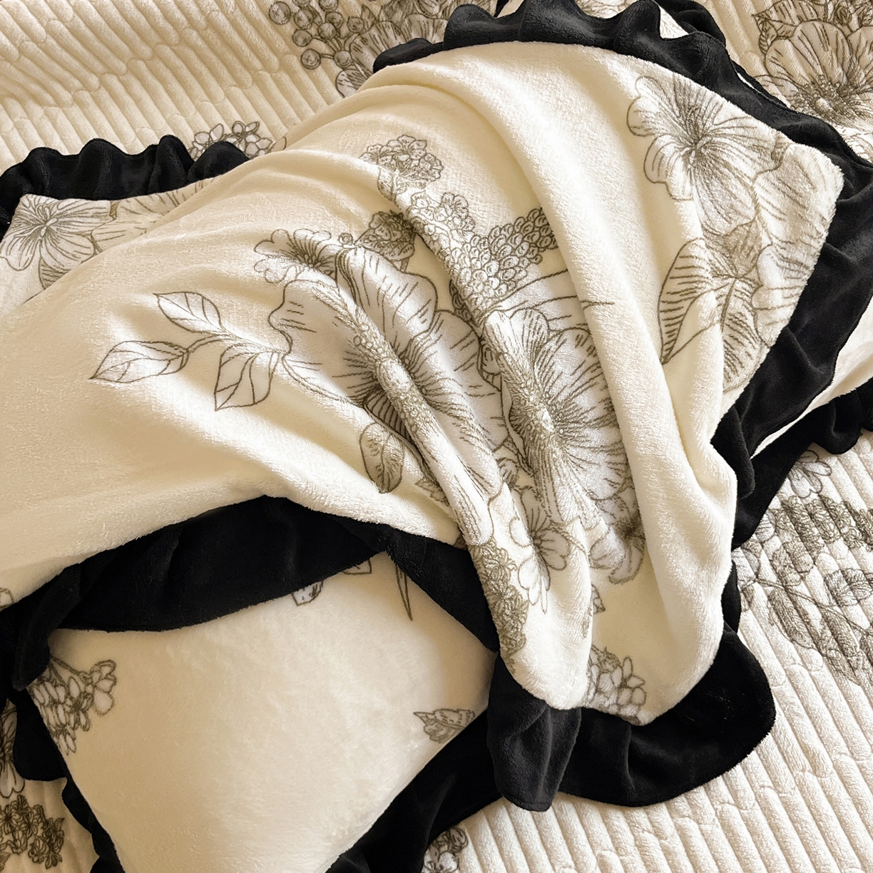 91家纺网 家纺一手货源 找家纺 安哆啦家纺 2025新款法式赫本风牛奶绒床盖四件套 花语浪漫