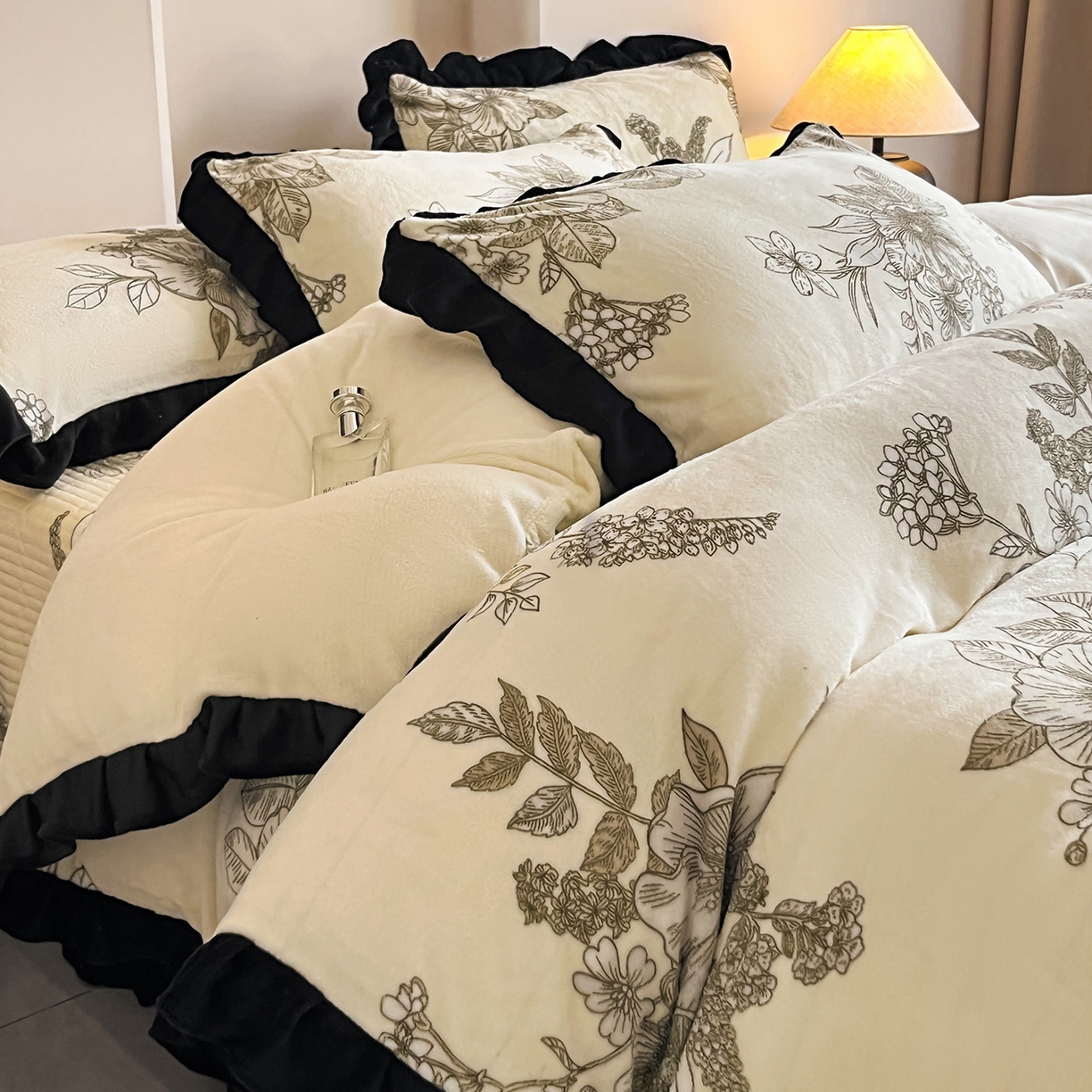 91家纺网 家纺一手货源 找家纺 安哆啦家纺 2025新款法式赫本风牛奶绒床盖四件套 花语浪漫