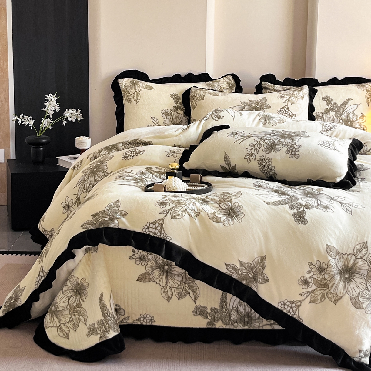 91家纺网 家纺一手货源 找家纺 安哆啦家纺 2025新款法式赫本风牛奶绒床盖四件套 花语浪漫