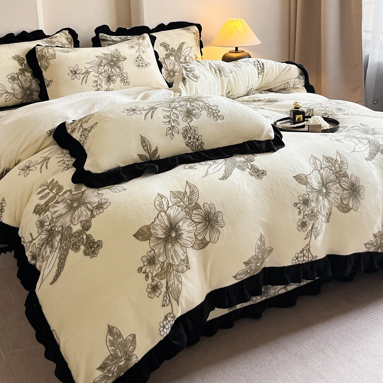 91家纺网 家纺一手货源 找家纺 安哆啦家纺 2025新款法式赫本风牛奶绒床盖四件套 花语浪漫