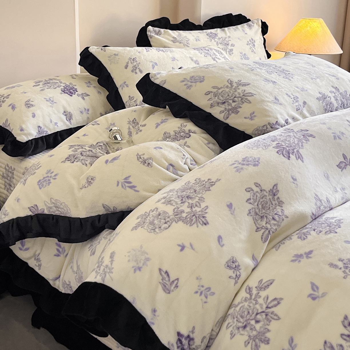 91家纺网 家纺一手货源 找家纺 安哆啦家纺 2025新款法式赫本风牛奶绒床盖四件套 兰絮语