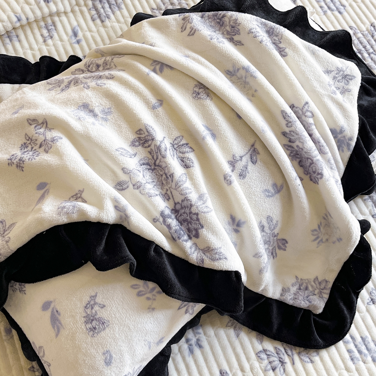 91家纺网 家纺一手货源 找家纺 安哆啦家纺 2025新款法式赫本风牛奶绒床盖四件套 兰絮语