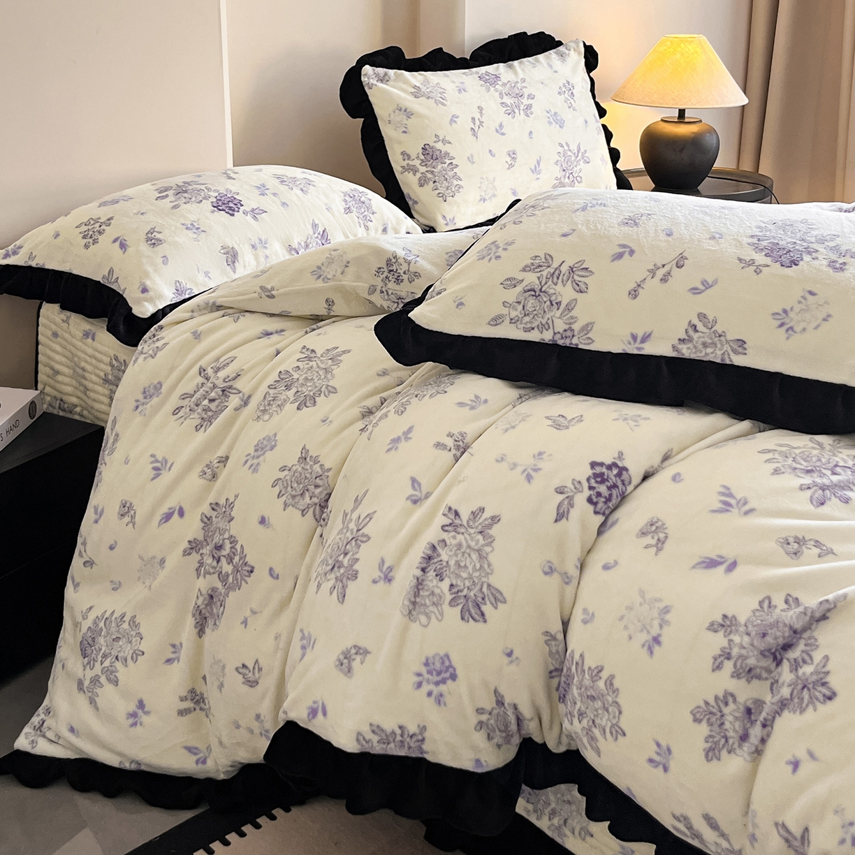 91家纺网 家纺一手货源 找家纺 安哆啦家纺 2025新款法式赫本风牛奶绒床盖四件套 兰絮语