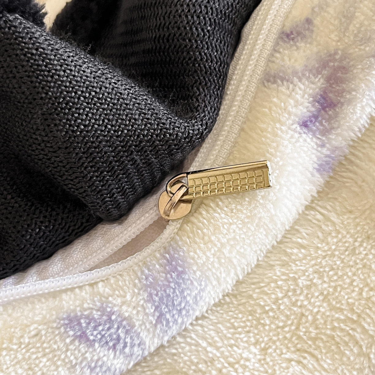 91家纺网 家纺一手货源 找家纺 安哆啦家纺 2025新款法式赫本风牛奶绒床盖四件套 兰絮语