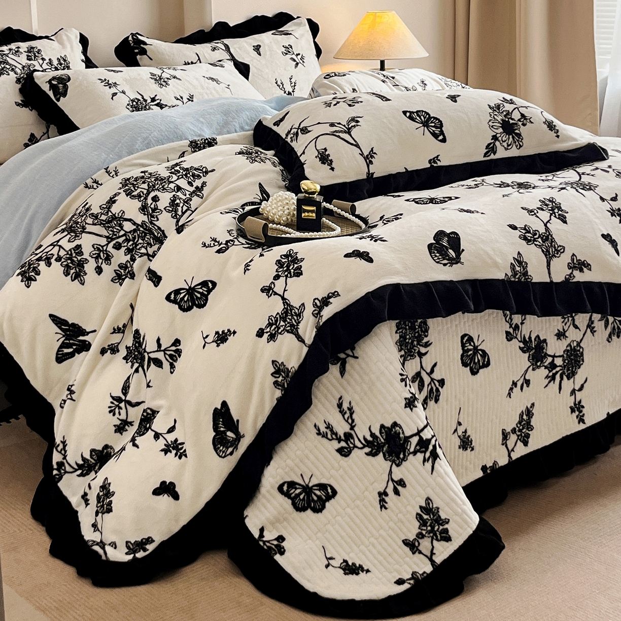 安哆啦家纺 2025新款法式赫本风牛奶绒床盖四件套 蓝梦里