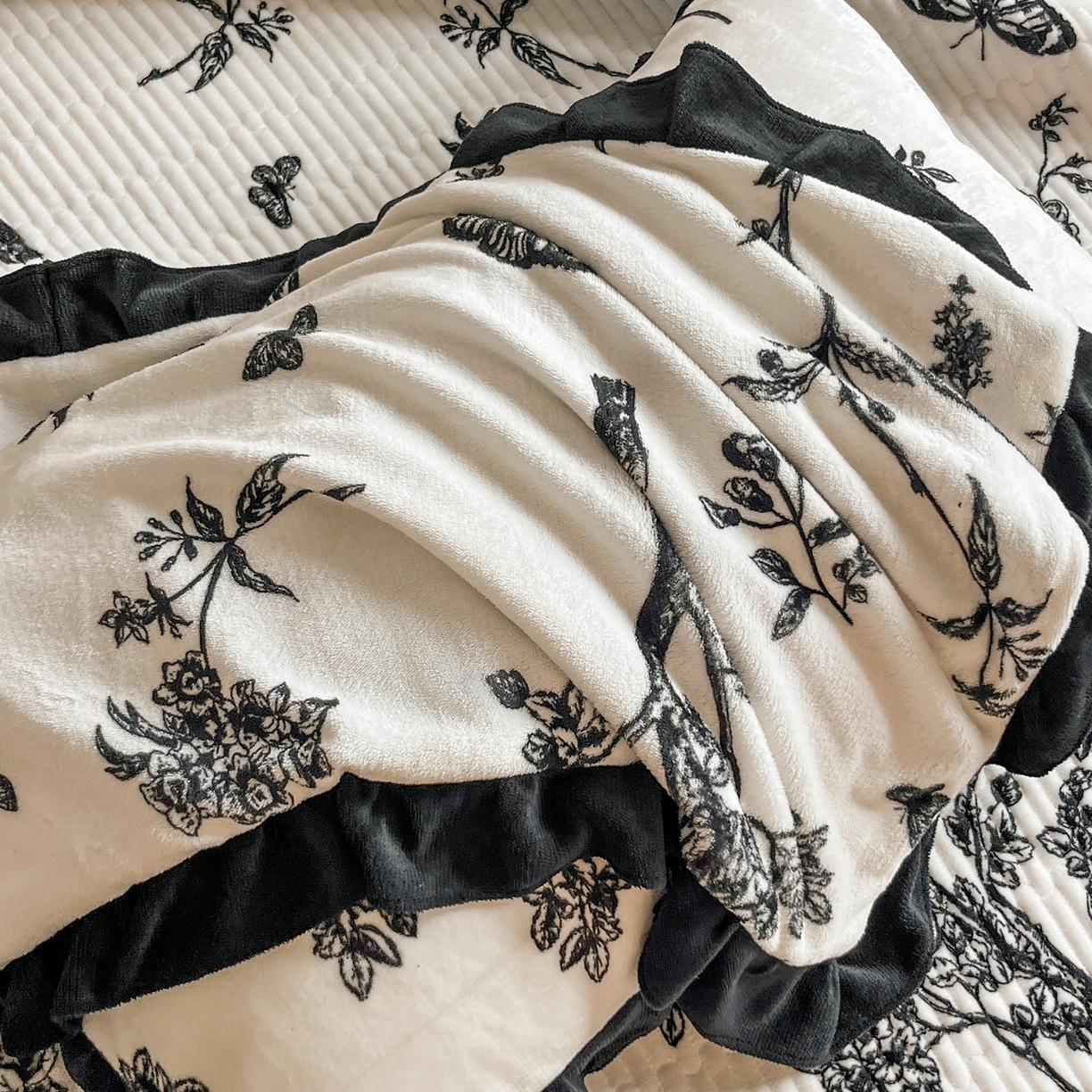 91家纺网 家纺一手货源 找家纺 安哆啦家纺 2025新款法式赫本风牛奶绒床盖四件套 蓝梦里