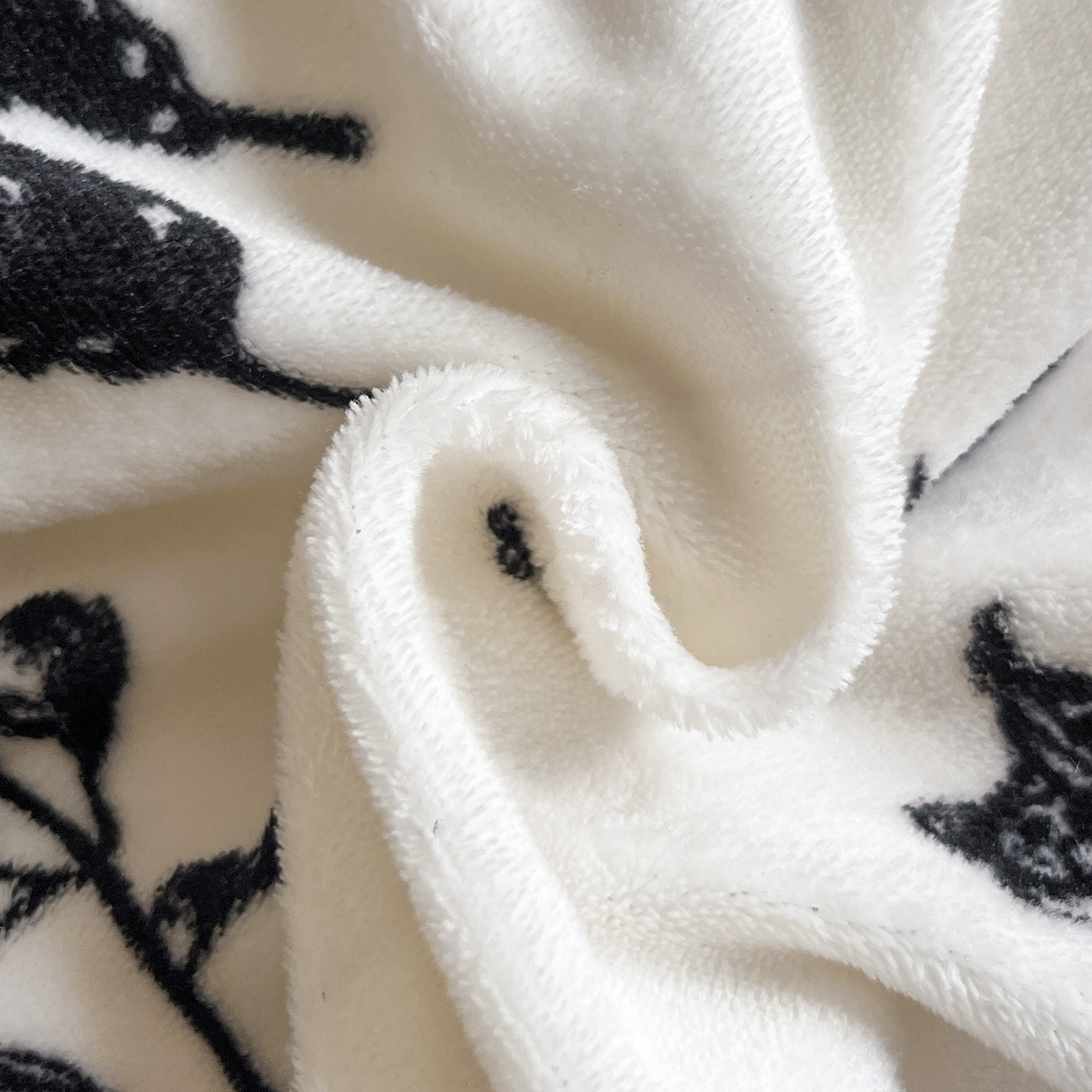 91家纺网 家纺一手货源 找家纺 安哆啦家纺 2025新款法式赫本风牛奶绒床盖四件套 蓝梦里