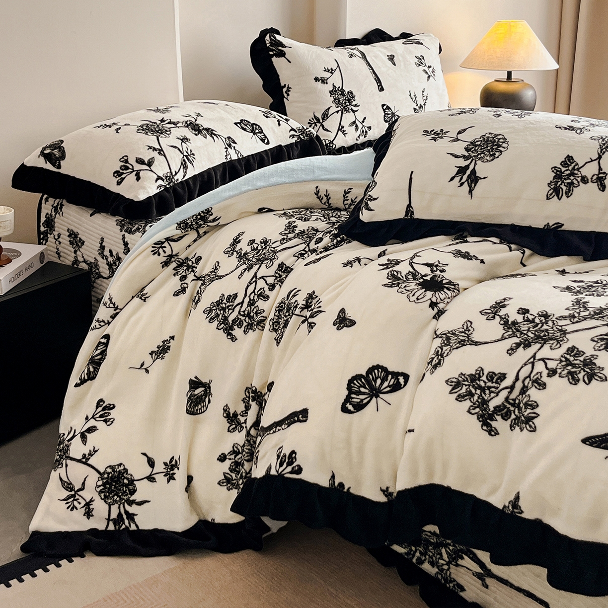 91家纺网 家纺一手货源 找家纺 安哆啦家纺 2025新款法式赫本风牛奶绒床盖四件套 蓝梦里