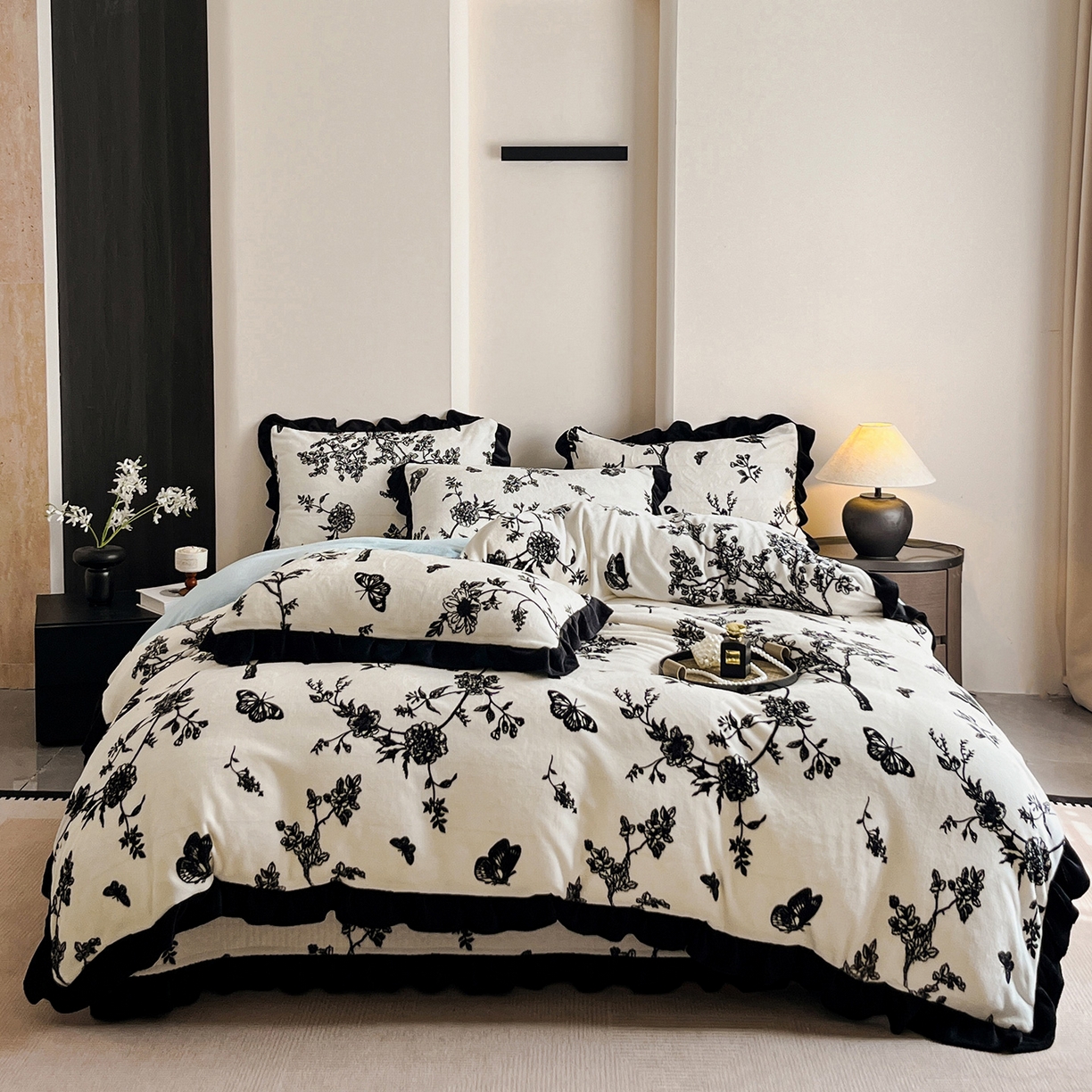 91家纺网 家纺一手货源 找家纺 安哆啦家纺 2025新款法式赫本风牛奶绒床盖四件套 蓝梦里